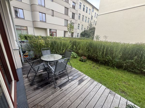 Wooden terrace (9.80 m²) with its own lawn and hedge