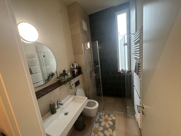 Modern bathroom (4.07 m²) with window and dark-green tiles