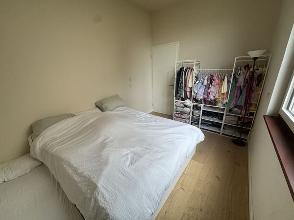Master bedroom with king-size bed 180×200 and open wardrobe system (IKEA JONAXEL)